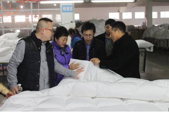 中國羽絨工業(yè)協(xié)會姚小蔓理事長、京東商城服飾家居事業(yè)部周總一行到鴻潤考察指導