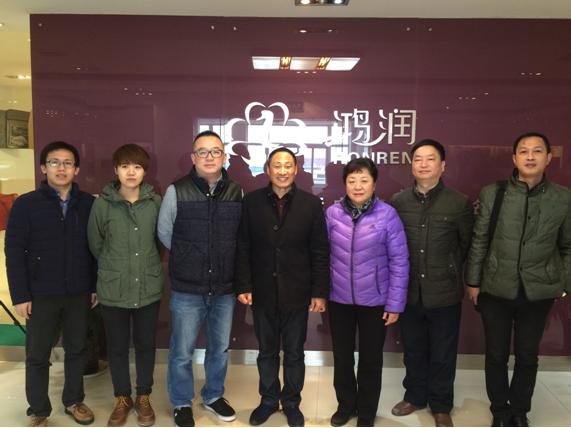 中國羽絨工業(yè)協(xié)會姚小蔓理事長、京東商城服飾家居事業(yè)部周總一行到鴻潤考察指導