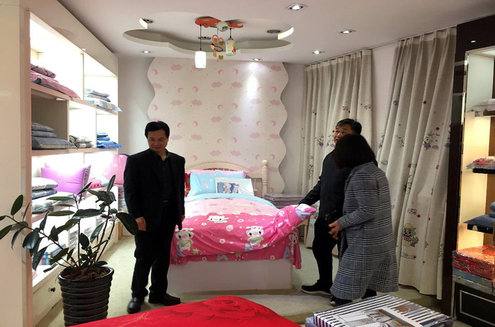 徽商銀行吳學(xué)民董事長、安慶分行洪少平行長一行蒞臨鴻潤公司視察指導(dǎo)